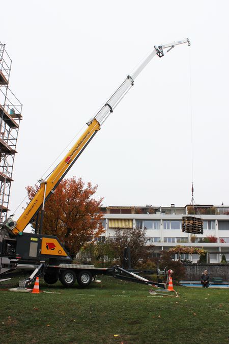 Unser Stärkster Mitarbeiter - Kran für Arbeiten auf Ihrem Dach